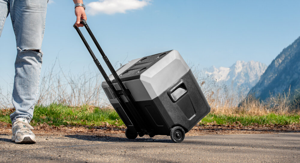 LODÓWKA TURYSTYCZNA VAYOX VA-T40 wizualizacja mężczyzna walizka na kółkach wyciągany uchwyt natura droga chodnik gumowe kółka Mobilność bez kompromisów solidna obudowa