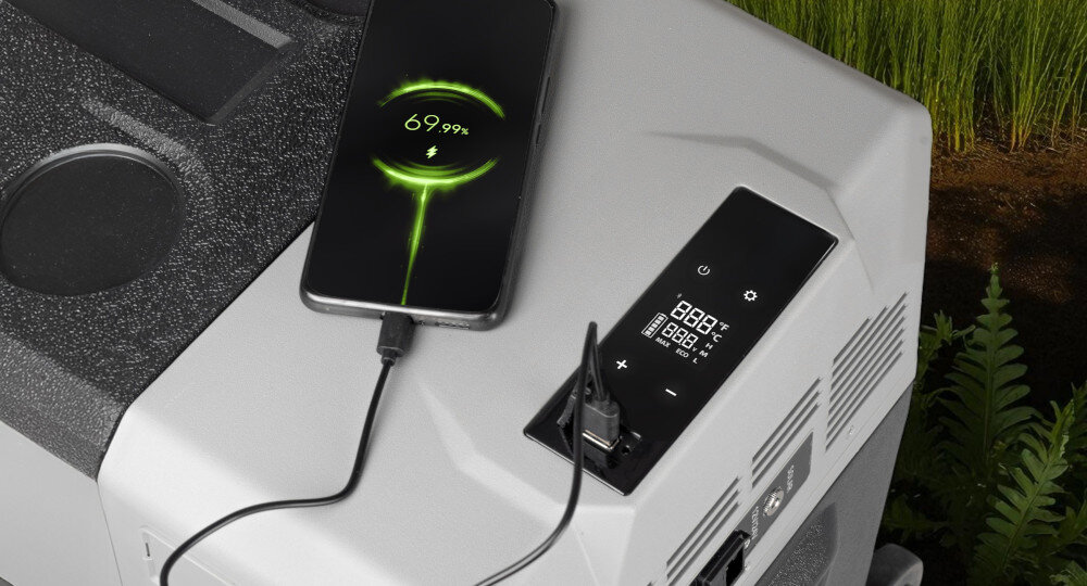 LODÓWKA TURYSTYCZNA VAYOX VA-T40 wizualizacja smartfon kabel podłączenie do portu widok boku możliwości cicha praca 45 dB port USB komora na 66 puszek Funkcjonalność i komfort wydajność oszczędność Funkcjonalność