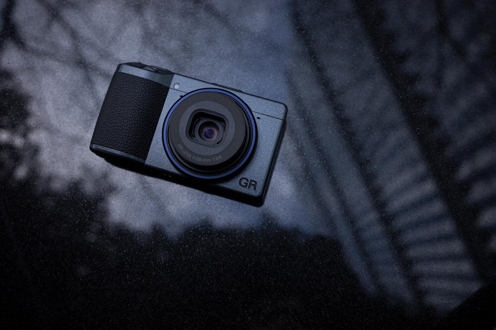 Aparat cyfrowy RICOH GR IIIx Urban Edition na czarnym stole