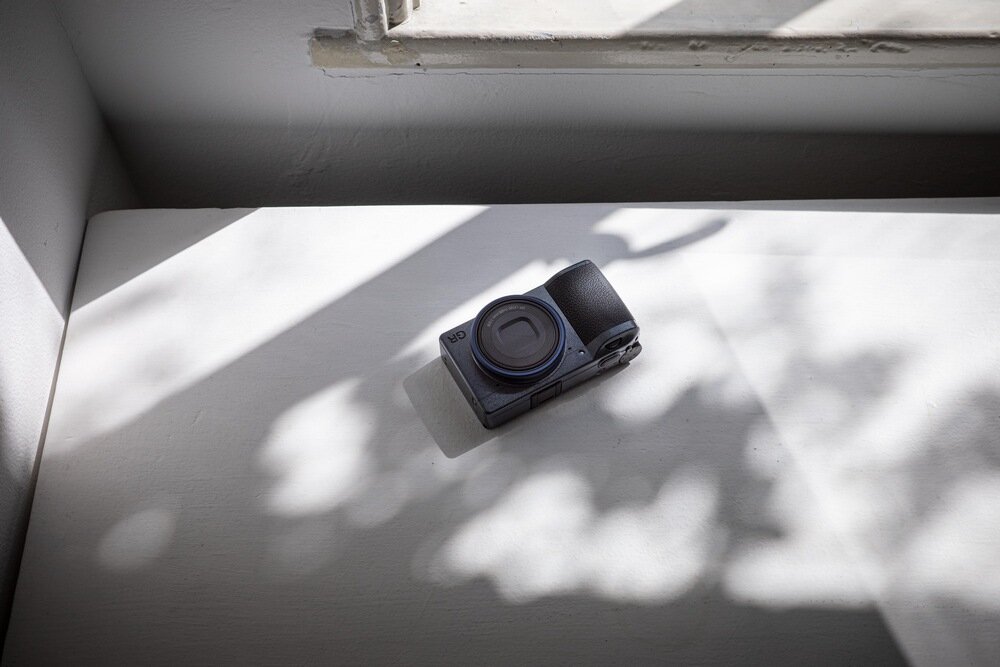 Aparat cyfrowy RICOH GR IIIx Urban Edition na blacie przy oknie