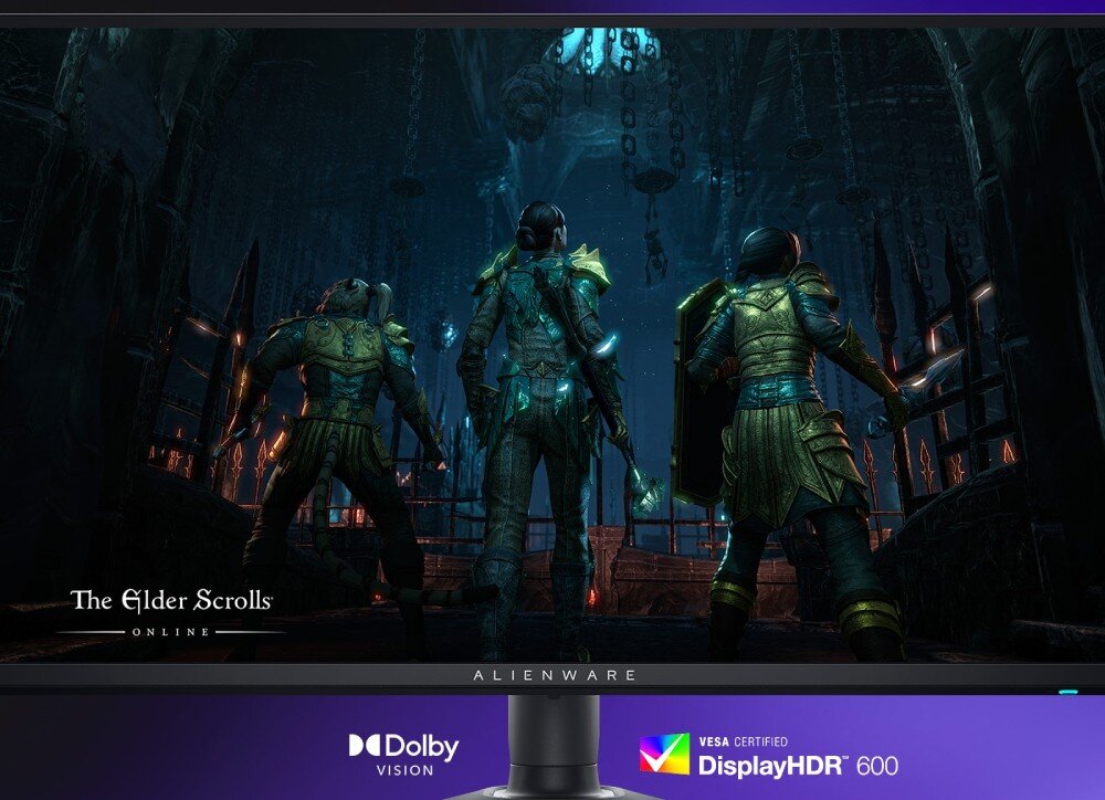 Monitor DELL Alienware AW2725QF Trzy postacie w zbrojach stojące w ciemnym lochu, scena z gry 'The Elder Scrolls Online' wyświetlana na monitorze z logotypami Dolby Vision i DisplayHDR 600 poniżej, matryca, kalibracja, dokładność kolorów, certyfikat