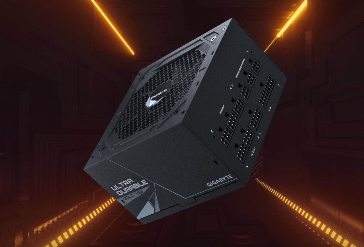 Komputer MAD DOG COUGAR-MX600-I02WR32WH Czarny, modularny zasilacz zawieszony w powietrzu na tle futurystycznego, ciemnoczerwonego tunelu z pomarańczowymi liniami świetlnymi