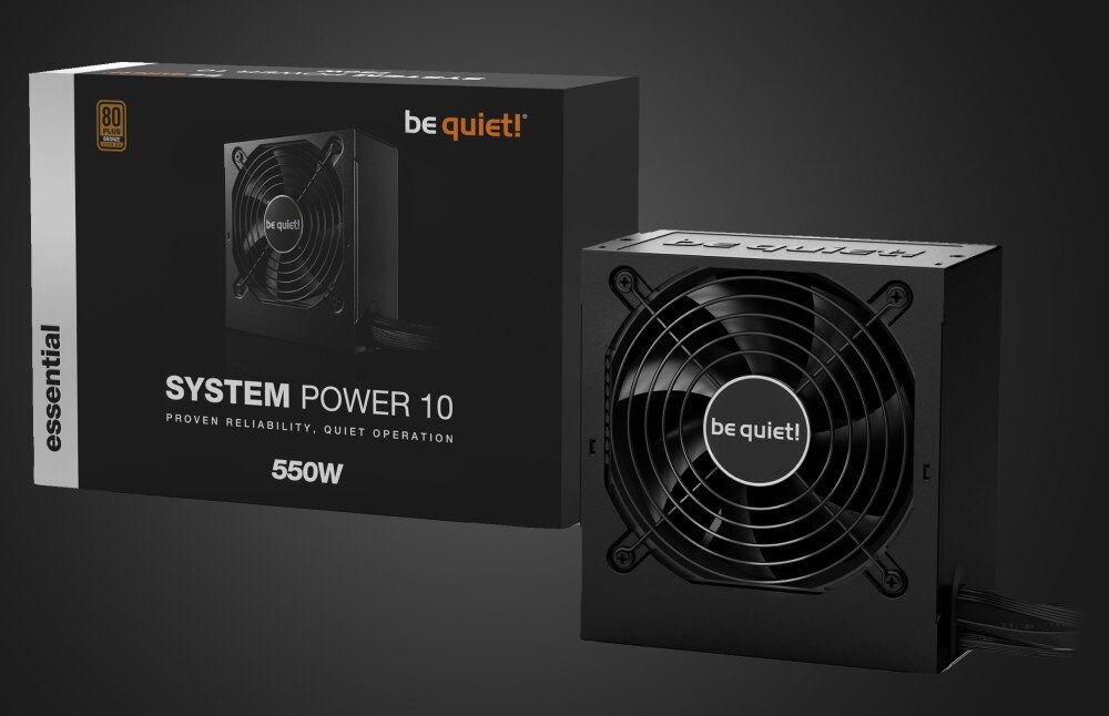 Komputer MAD DOG GeForce RTX4060 CS2 Reflex Edition BQ500FX-A13WR32WH Zdjęcie zasilacza z opakowaniem z informacją o mocy i certyfikacie efektywności energetycznej na ciemnym tle, zasilacz, moc, certyfikat, zabezpieczenia