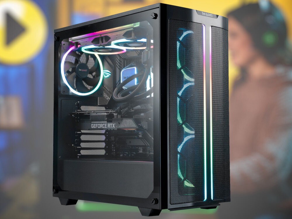 Komputer MAD DOG GeForce RTX4060 CS2 Reflex Edition BQ500FX-A13WR32WP Obudowa komputera z bocznym panelem ze szkła hartowanego i podświetlanymi wentylatorami. Wnętrze komputera widoczne przez przezroczysty panel, w tle rozmyta postać gracza i kolorowe oświetlenie, przeznaczenie, podzespoły, testy
