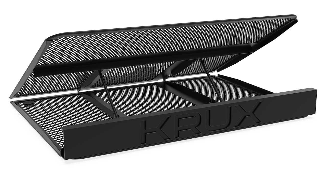 Czarna, metalowa podstawka pod laptopa z perforowaną powierzchnią i napisem \'KRUX\' na przedniej krawędzi.