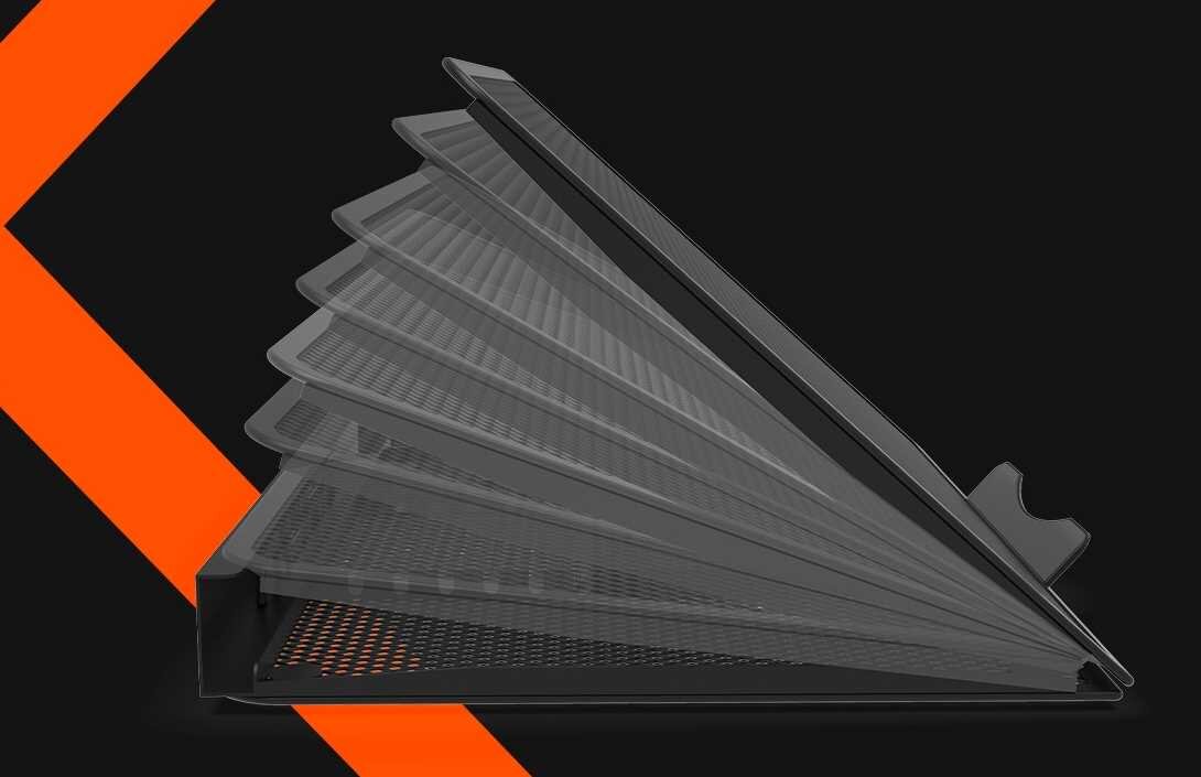 Obraz przedstawia podstawkę pod laptopa z kilkoma poziomami regulacji kąta nachylenia. Tło jest czarne z pomarańczowym elementem graficznym.