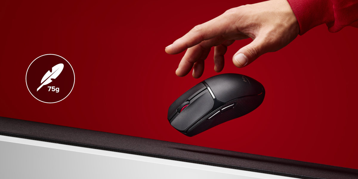 HYPERX Pulsefire Fuse 75 g redukuje obciążenie nadgarstka - mysz na czerwonym tle upuszczona z ręki