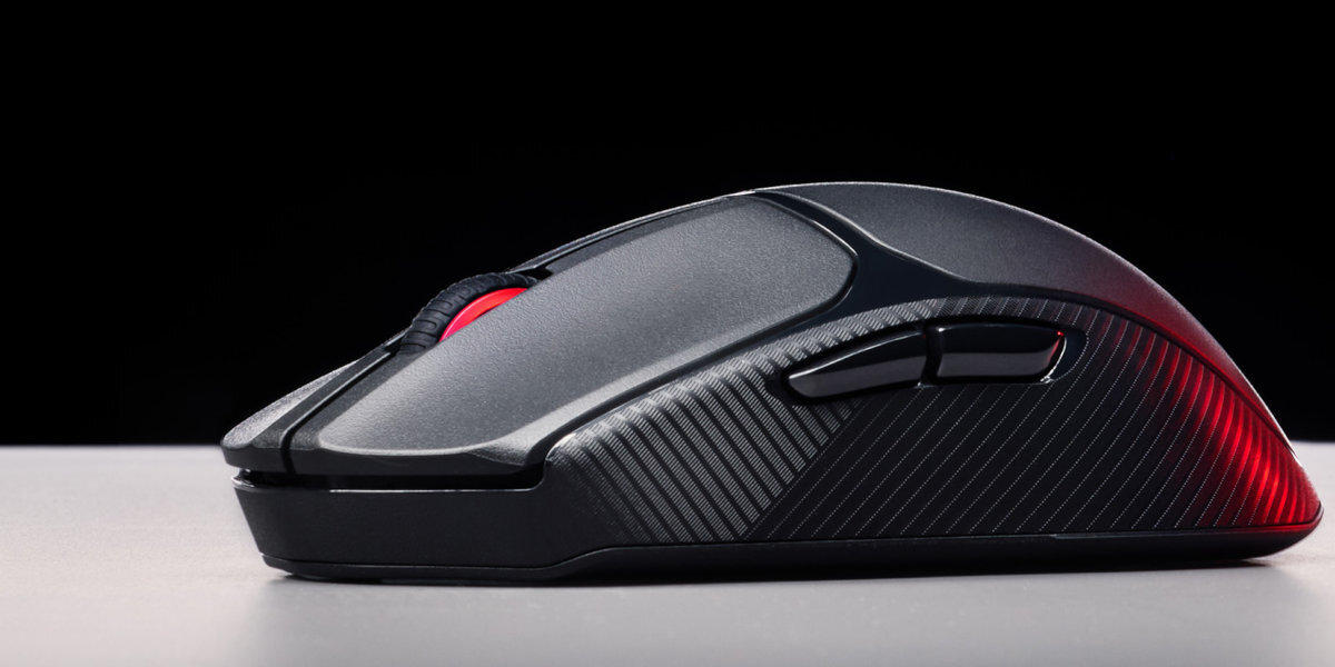 HYPERX Pulsefire Fuse Specjalnie wyprofilowana obudowa teksturowanymi bokami - mysz na ciemnym tle