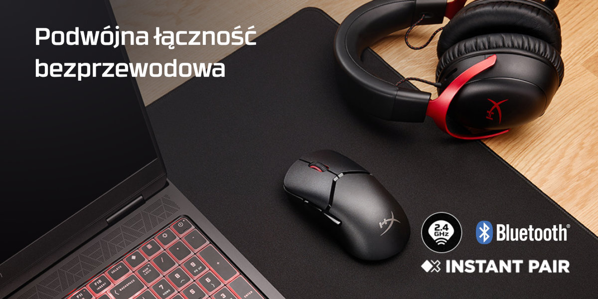 HYPERX Pulsefire Saga Pro 2,4 GHz adaptera USB-A Bluetooth Instant Pair laptopami OMEN - mysz na podkładce obok laptopa i słuchawek