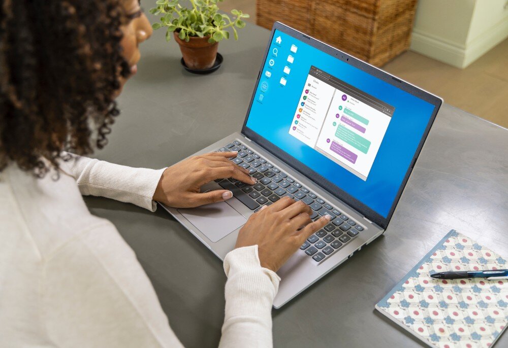 Dysk SANDISK Plus Kobieta siedzi przy stole i pracuje na srebrnym laptopie, na ekranie widać otwarte okno czatu, pojemność, miejsca na pliki