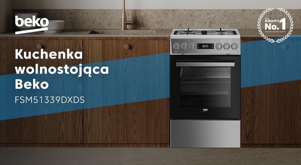 KUCHNIA BEKO FSM51339DXDS Na zdjęciu pokazano wolnostojącą kuchenkę gazowo‑elektryczną Beko FSM51339DXDS ustawioną na tle drewnianej zabudowy kuchennej, z dużym napisem „Kuchenka wolnostojąca Beko” i logo producenta