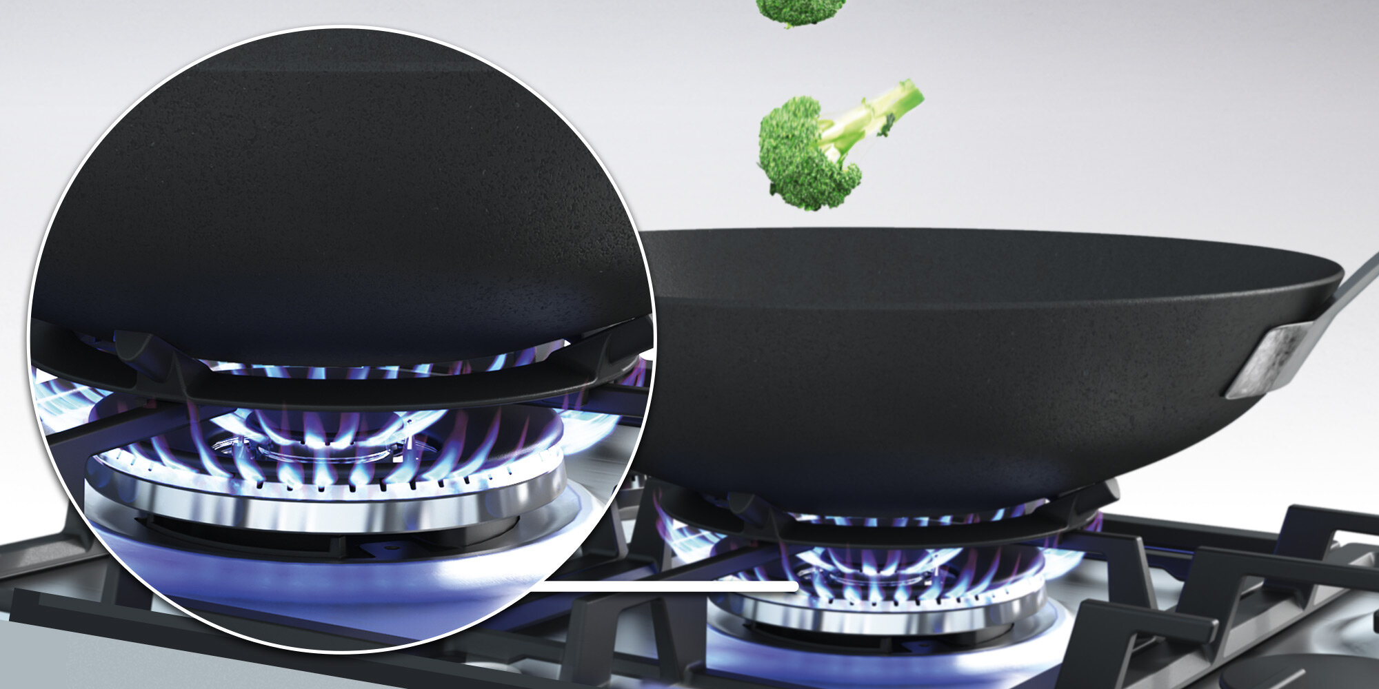 KUCHNIA BEKO FSM51339DXDS Zdjęcie 4.jpg przedstawia czarny wok ustawiony na palniku gazowym o bardzo dużej, niebiesko‑fioletowej koronie płomienia. Po lewej stronie widać powiększone koło zbliżenia na sam palnik i ruszt, a nad patelnią unoszą się kawałki brokuła, co podkreśla intensywne, dynamiczne gotowanie na mocnym ogniu palnik WOK duża moc szybkie smażenie wysoka temperatura