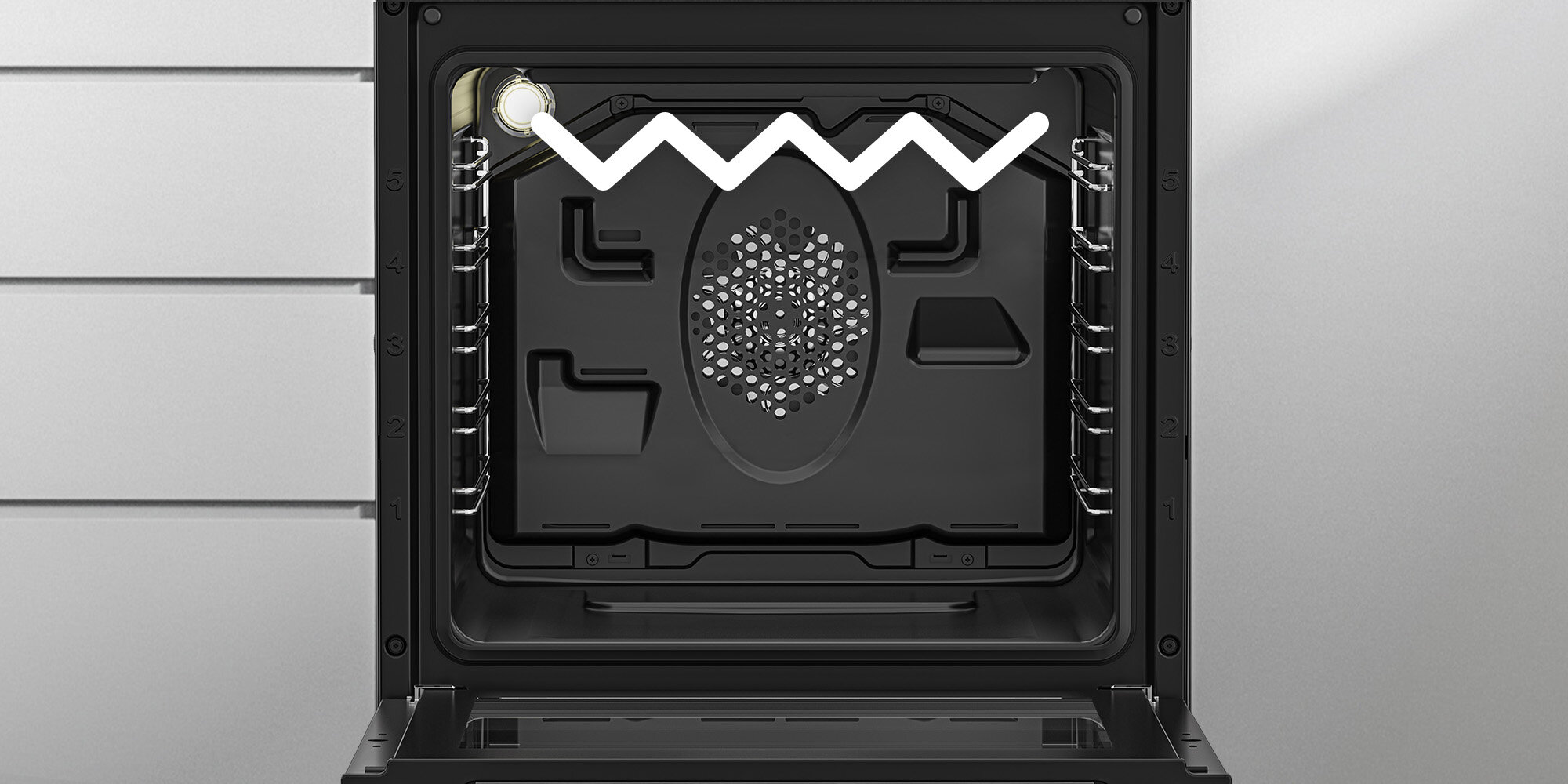 KUCHNIA BEKO FSM51339DXDS Zdjęcie 6.jpg przedstawia puste wnętrze piekarnika z widocznym wentylatorem na tylnej ściance i bocznymi prowadnicami na blachy. U góry komory narysowana jest biała, zygzakowata linia, symbolizująca działanie górnej grzałki grilla lub intensywne opiekanie potraw od góry grill w kuchence BEKO wysoka temperatura soczyste mięso chrupiąca skórka grillowanie ryb tostów Grill