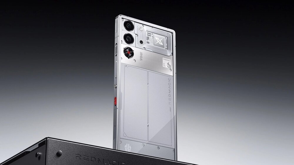 Smartfon NUBIA Red Magic 10 Pro na ciemnym postumencie Gaming chmura granie