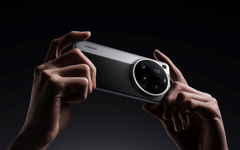 Smartfon XIAOMI 15 Ultra  trzymany w rękach  