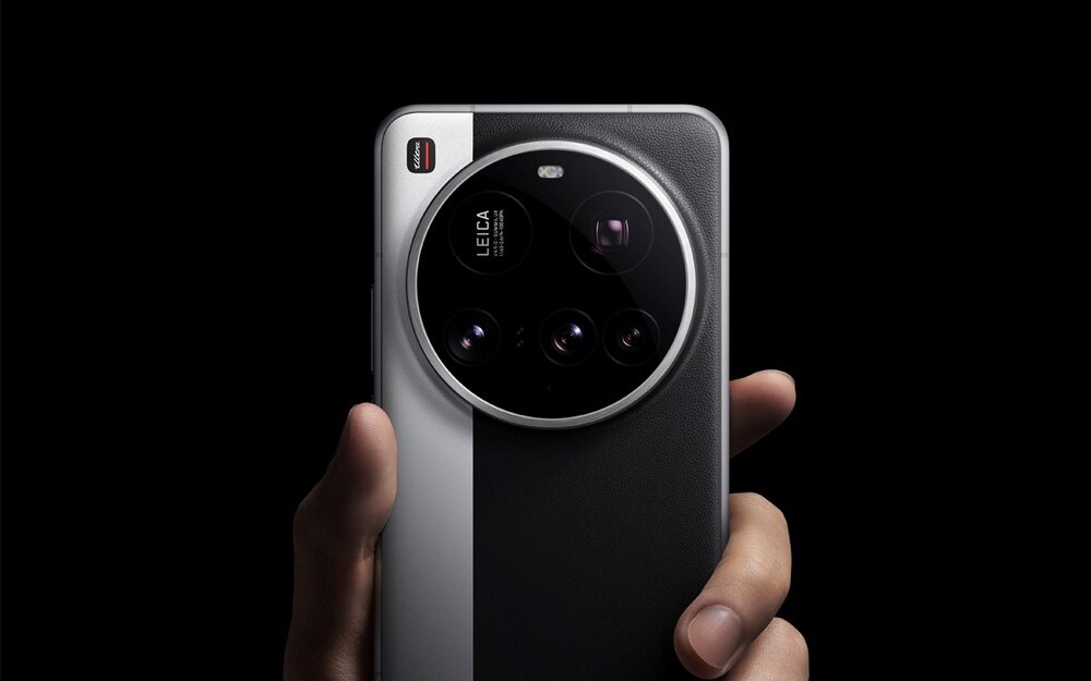 Smartfon XIAOMI 15 Ultra  w ręku  