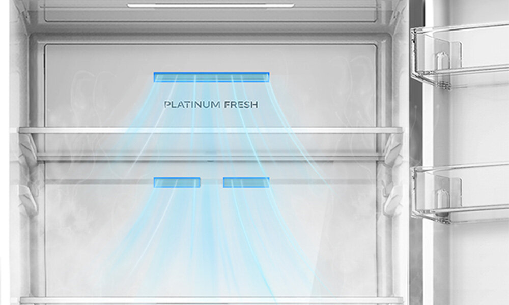 Wnętrze lodówki z widocznym napisem \'PLATINUM FRESH\' oraz niebieskimi strumieniami powietrza. Po prawej stronie znajdują się przezroczyste półki na drzwiach.