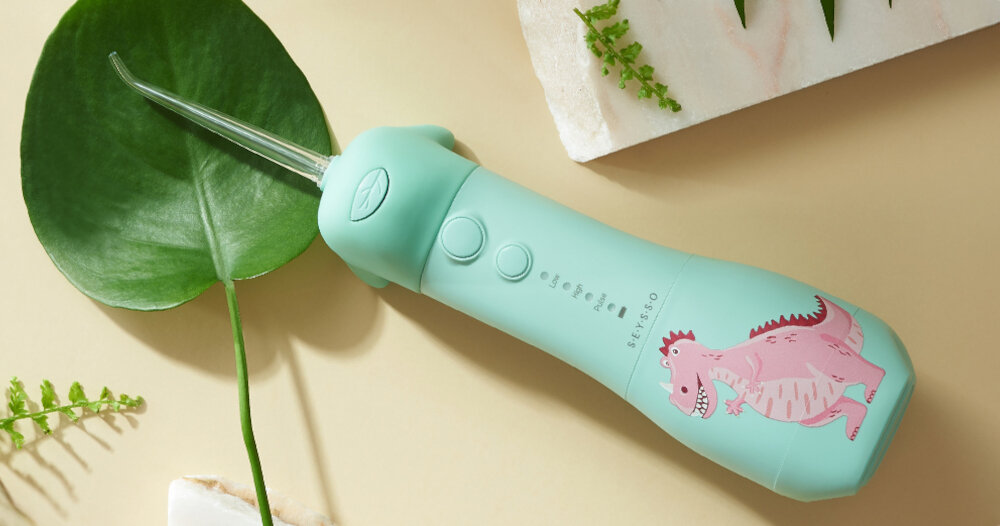 Irygator SEYSSO Kids Dinosaur Różowo-zielony dla dzieci od 4 roku życia Delikatny, ale skuteczny strumień wody  kolorowy motyw dinozaura zdjęcie lifestyle