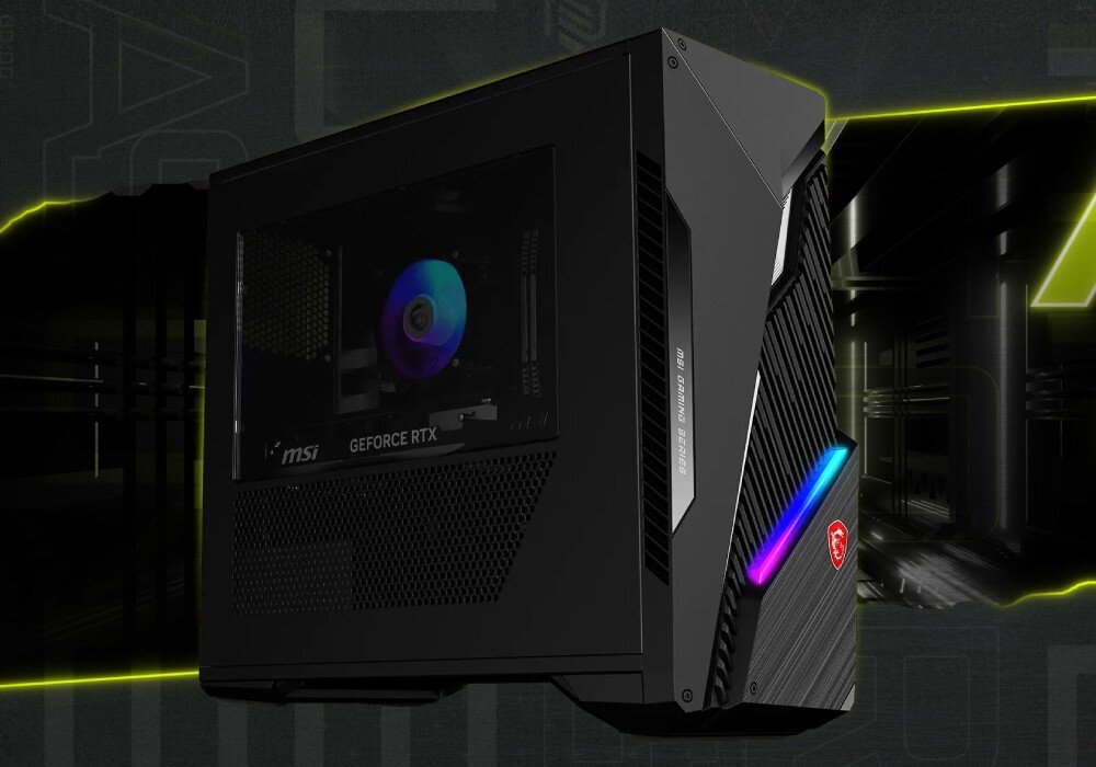 Komputer MSI MAG Infinite S3 14NUC5-2430EU i5-14400F Komputer stacjonarny z bocznym panelem z przezroczystego tworzywa, przez który widać podświetlany wentylator i kartę graficzną. Obudowa ma skośne linie i podświetlenie z przodu, opis