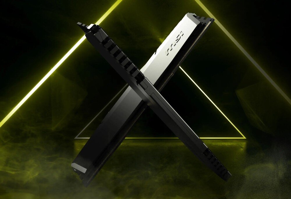 Komputer MSI MAG Infinite S3 14NUC5-2430EU Dwie kości pamięci komputerowej ustawione ukośnie na grafitowym tle, z widocznymi złotymi stykami i logo producenta, pamięć RAM, dysk, pojemność, interfejs