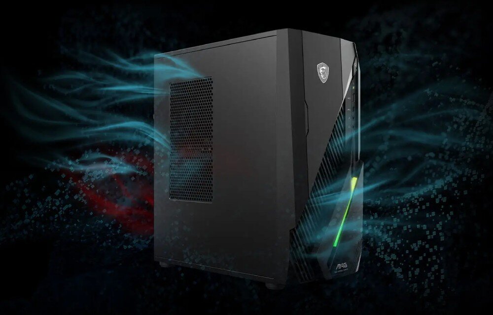 Komputer MSI MAG Infinite E1 14NUC5-036XEU Komputer stacjonarny z widocznymi efektami przepływu powietrza wokół obudowy, podkreślającymi wentylację, na ciemnym tle z niebieskimi i czerwonymi akcentami, chłodzenie, temperatura, wentylatory