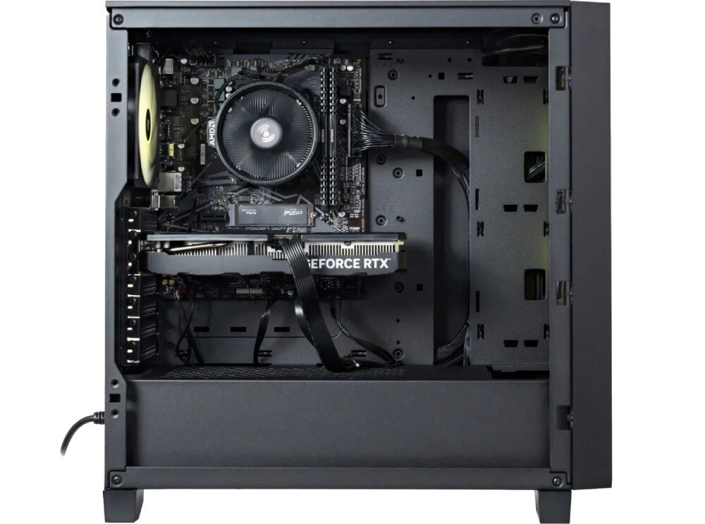 Komputer OPTIMUS E-Sport GA520T-CR5 Widok wnętrza obudowy komputera z otwartym panelem, zainstalowana karta graficzna, chłodzenie procesora i komponenty płyty głównej, pamięć RAM, taktowanie, dysk, szybkość