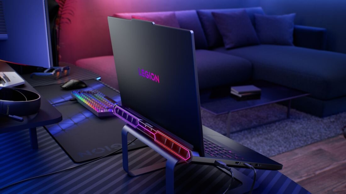 Laptop LENOVO Legion Pro 7 - Laptop LENOVO Legion Pro 7 na biurku, podkreślające jego elegancki design i funkcjonalność. Ogromne tylne otwory wentylacyjne Eclipse Black