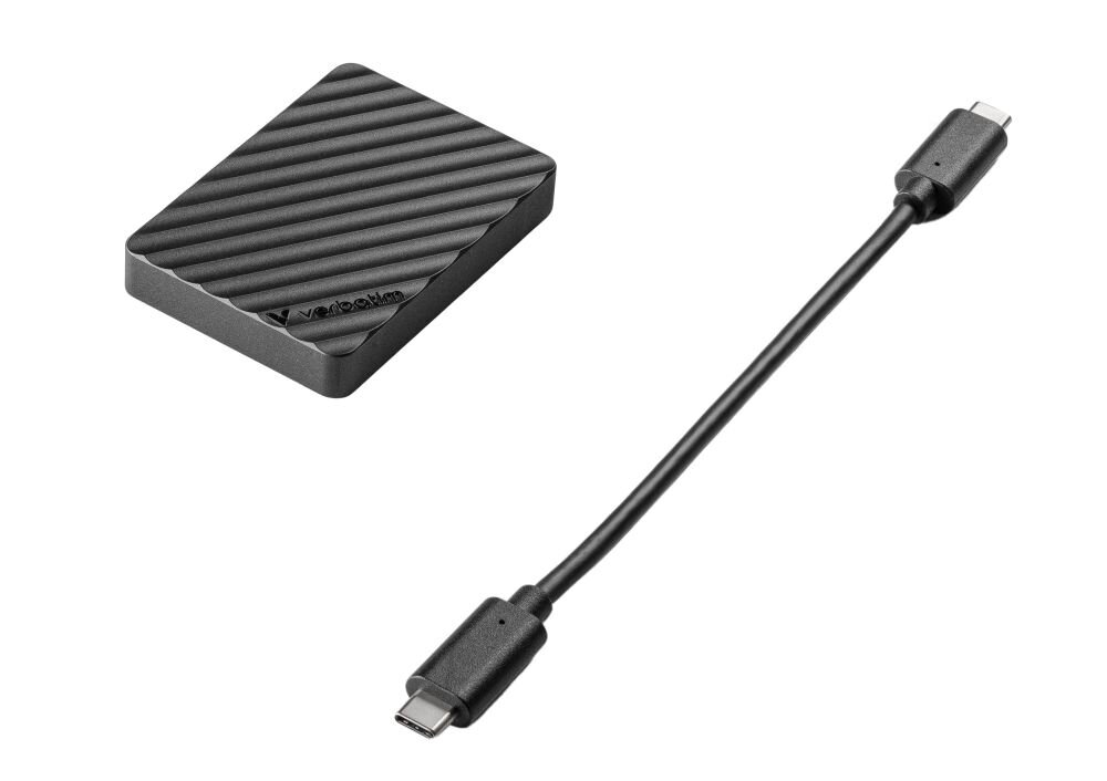 Dysk VERBATIM Store n Go Mini Stripe 2TB SSD Czarne urządzenie z żłobieniami obok czarnego kabla USB-C na białym tle, zestaw, opakowanie