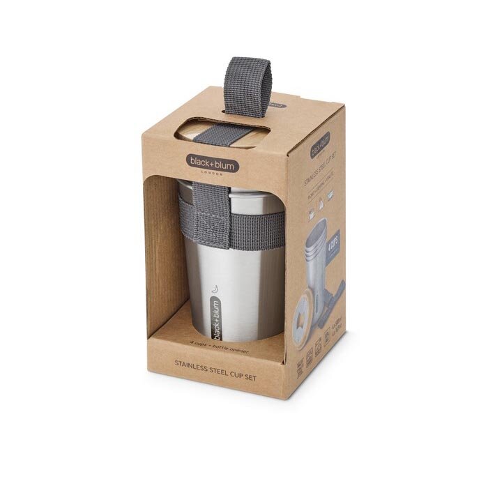 Opakowanie z tektury z widocznym stalowym kubkiem w środku, z logo \'black+blum\' na przodzie. Na opakowaniu znajduje się napis \'STAINLESS STEEL CUP SET\'.