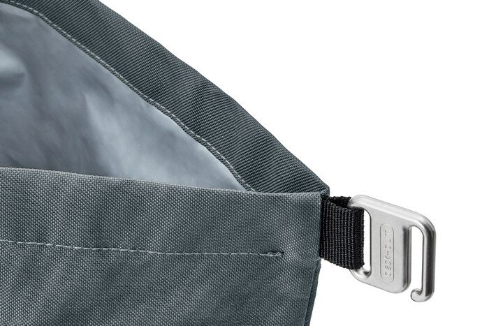 Szary materiałowy lunch bag z metalowym karabińczykiem, na którym widnieje napis \'BLACK+BLUM\'.