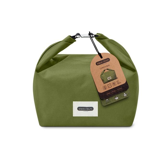 Zielona torba termiczna z etykietą zawierającą logo \'black+blum\' oraz napis \'LUNCH BAG\'. Na torbie widoczna jest również naszywka z logo \'black+blum\'.