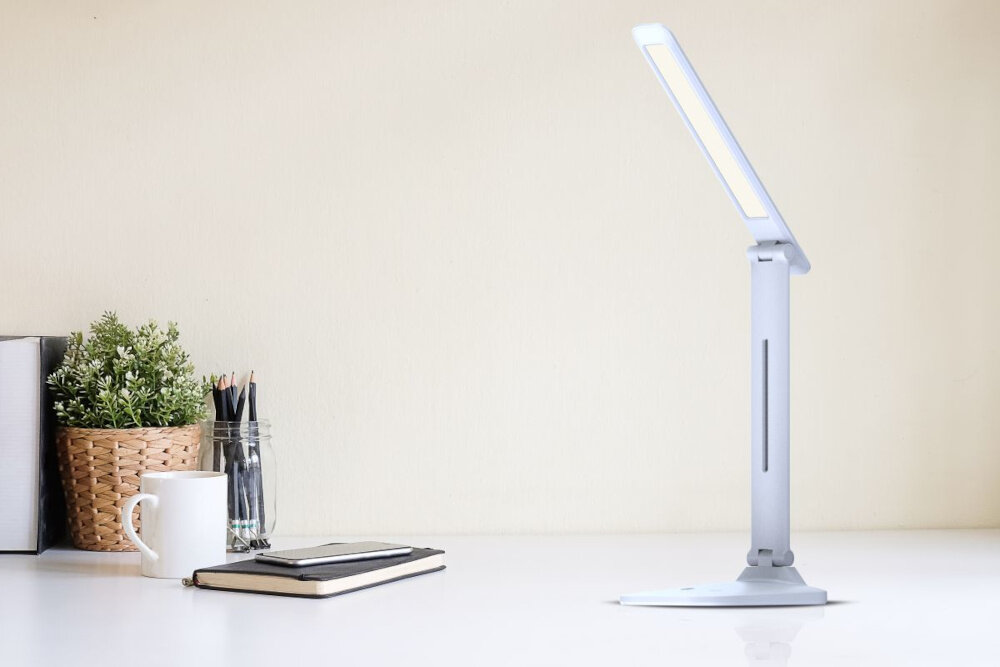 Lampka biurkowa HAWK HW-LAMP01 lamka ustawiona na blacie biurka komfort dopasowane oświetlenie pełna regulacja technologia LED