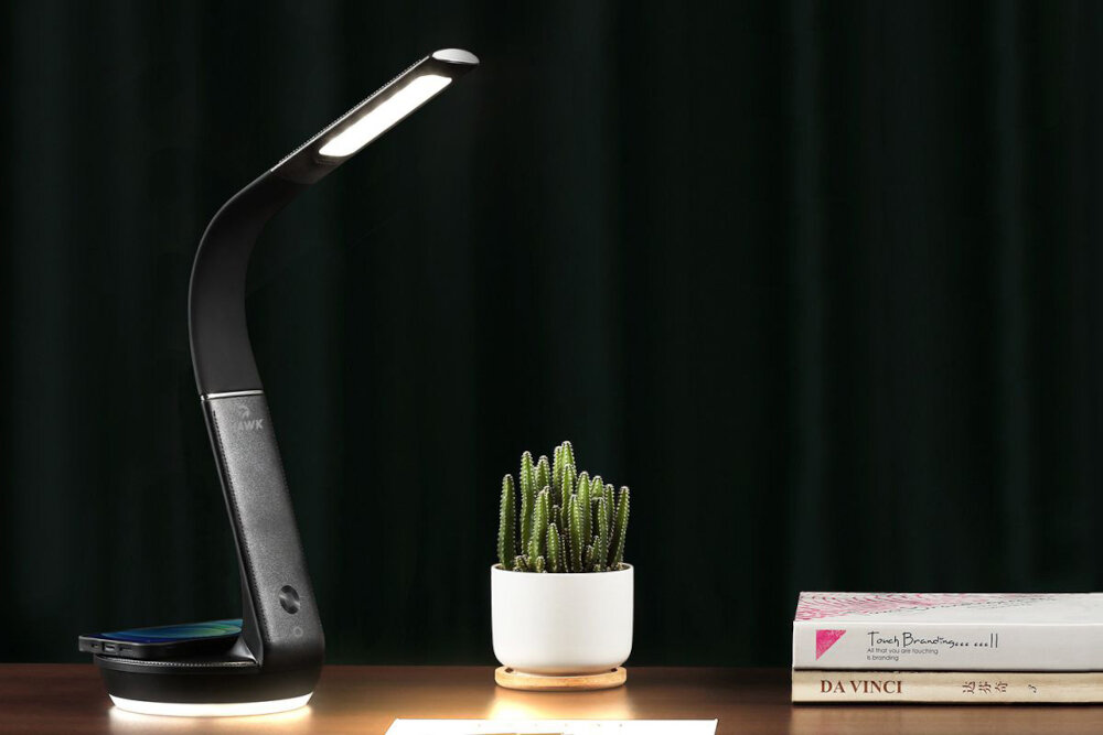 Lampka biurkowa HAWK HW-LAMP02 lampka stoi na biurku technologia LED regulacja funkcja powerbaku elegancki wygląd stylowe wykończenie i niewielkie wymiary