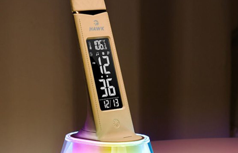 Lampka biurkowa HAWK HW-LAMP05 zbliżenie na wyświetlacz wyświetlacz LCD pokazuje czas datę temperaturę w pomieszczeniu regulacja jasności ekranu wbudowany budzik