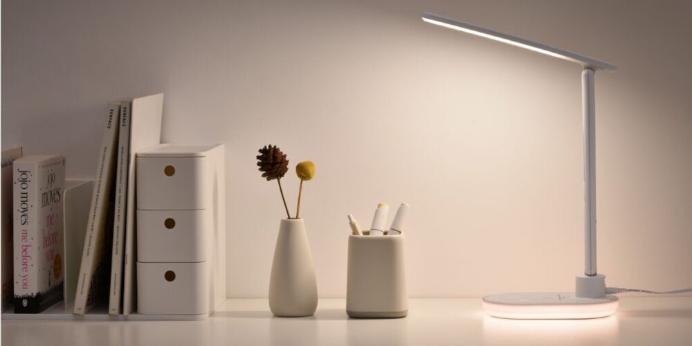 Lampka biurkowa HAWK HW-LAMP03 lampka stoi na blacie technologia LED regulacja funkcja powerbaku elegancki wygląd stylowe wykończenie i niewielkie wymiary