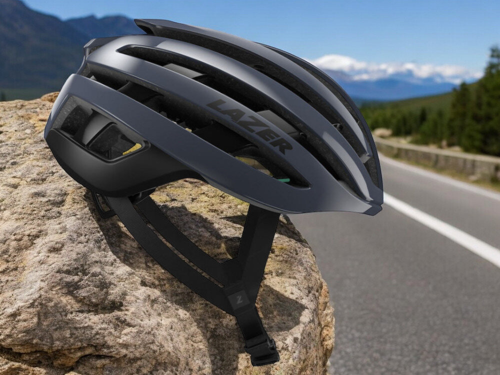 Kask rowerowy LAZER Z1 KinetiCore Granatowy (rozmiar S) osoba jadąca po szosie w górach