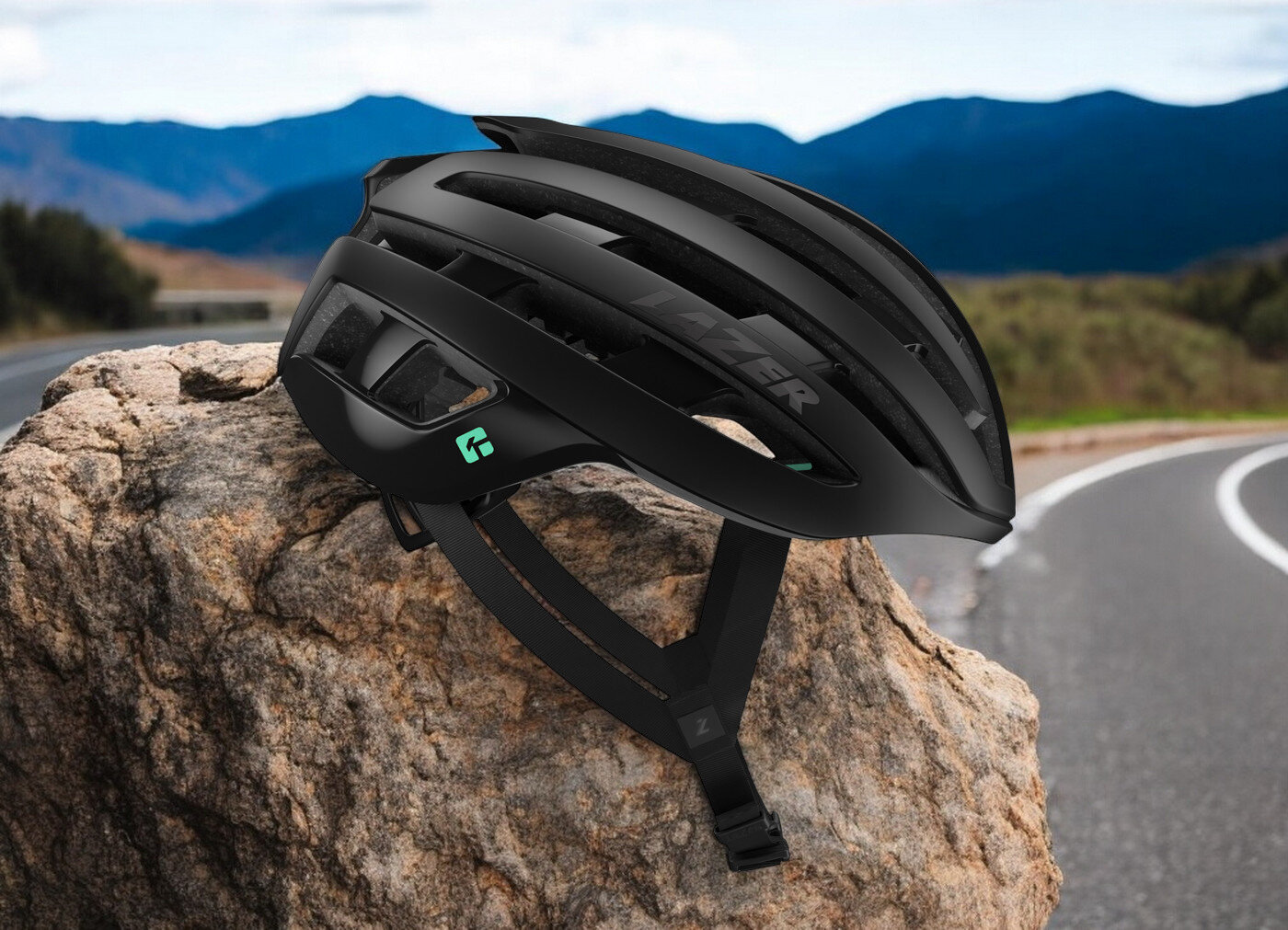 Kask rowerowy LAZER Z1 KinetiCore Czarny Szosowy (rozmiar M) osoba jadąca po szosie w górach
