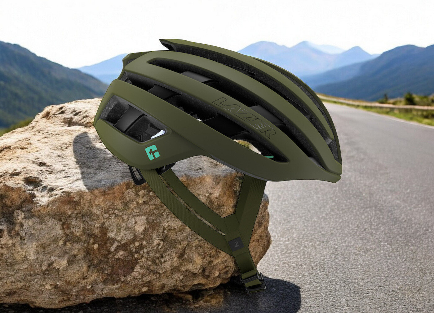 Kask rowerowy LAZER Z1 KinetiCore Zielony (rozmiar L) osoba jadąca po szosie w górach