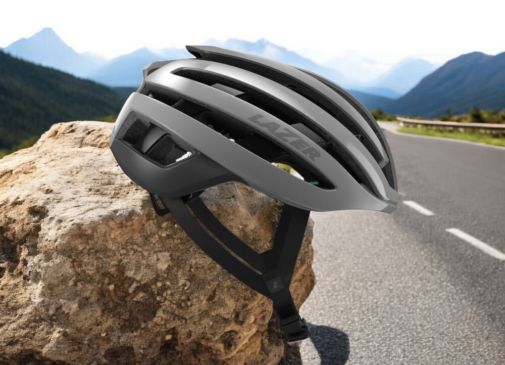 Kask rowerowy LAZER Z1 KinetiCore Szary (rozmiar S) osoba jadąca po szosie w górach