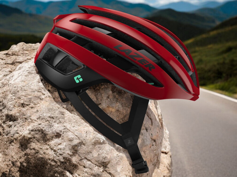 Kask rowerowy LAZER Z1 KinetiCore Czerwony Szosowy (rozmiar M) osoba jadąca po szosie w górach