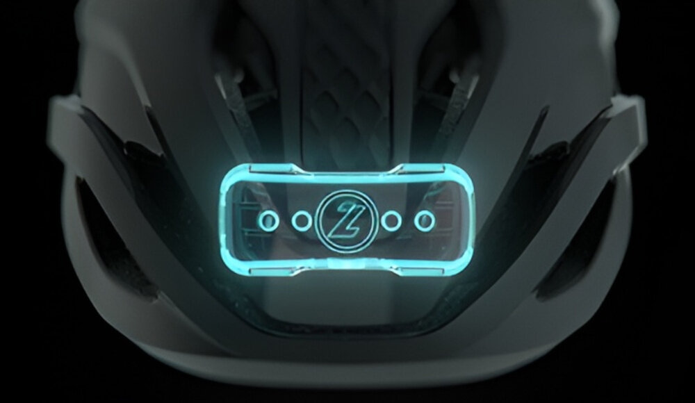 Kask rowerowy LAZER Strada KinetiCore Biały Szosowy (rozmiar L) kask na ciemnym tle widoczny od tyłu podświetlona na niebiesko lampka miejsce do zamontowania opcjonalnej lampki LED zwiększa widoczność po zmroku i w warunkach ograniczonego oświetlenia bezpieczeństwo w ruchu miejskim