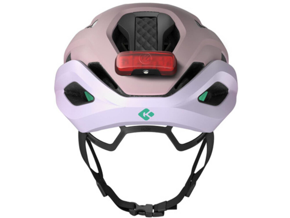 Kask rowerowy LAZER Strada KinetiCore Różowy Szosowy (rozmiar L) kask na białym tle widoczny od tyłu z przymocowaną lampką miejsce do zamontowania opcjonalnej lampki LED zwiększa widoczność po zmroku i w warunkach ograniczonego oświetlenia bezpieczeństwo w ruchu miejskim