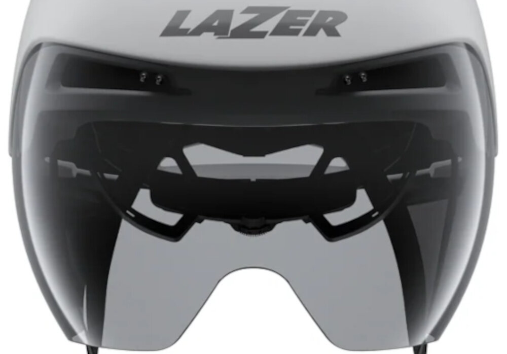 Kask rowerowy LAZER Victor KinetiCore Biało-srebrny rozmiar S zbliżenie na wizjer zintegrowany, przyciemniony wizjer panoramiczny pomaga obserwować drogę i otoczenie bez konieczności korzystania z dodatkowych okularów wewnętrznie zagięty kształt zewnętrzna powłoka odporna na zarysowania przyciemnienie wspiera komfort widzenia