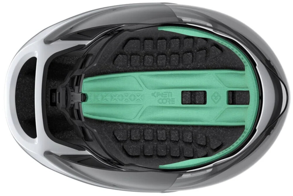 Kask rowerowy LAZER Victor KinetiCore Biało-srebrny rozmiar S kask na białym tle widoczny z góry zbliżenie na wyściółkę wentylacja strategicznie rozmieszczona wyściółka pomaga ograniczyć uczucie przegrzania wgłębienia wewnątrz kasku zmniejszają nacisk wywierany przez zauszniki okularów przeciwsłonecznych