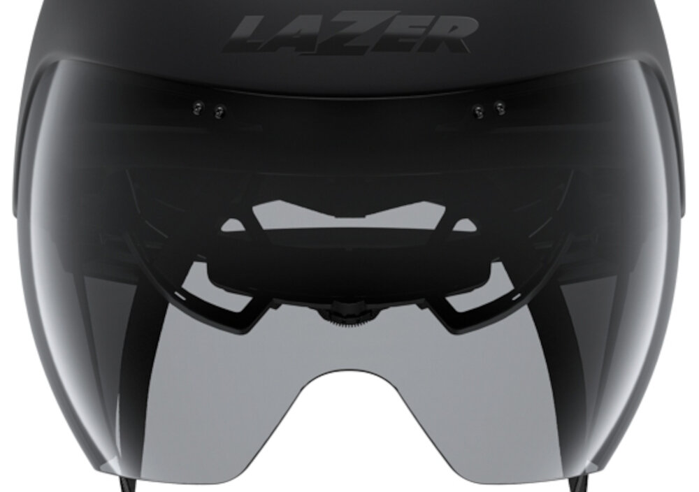 Kask rowerowy LAZER Victor KinetiCore Czarny rozmiar M zbliżenie na wizjer zintegrowany, przyciemniony wizjer panoramiczny pomaga obserwować drogę i otoczenie bez konieczności korzystania z dodatkowych okularów wewnętrznie zagięty kształt zewnętrzna powłoka odporna na zarysowania przyciemnienie wspiera komfort widzenia