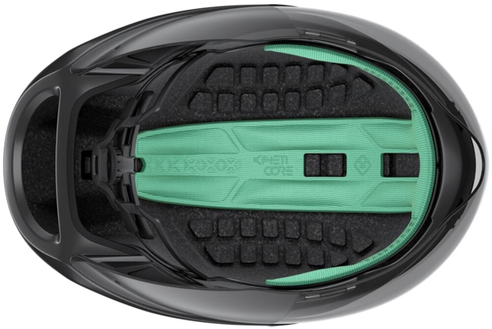 Kask rowerowy LAZER Victor KinetiCore Czarny rozmiar M kask na białym tle widoczny z góry zbliżenie na wyściółkę wentylacja strategicznie rozmieszczona wyściółka pomaga ograniczyć uczucie przegrzania wgłębienia wewnątrz kasku zmniejszają nacisk wywierany przez zauszniki okularów przeciwsłonecznych