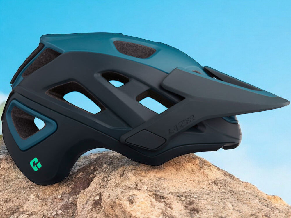 Kask rowerowy LAZER Jackal KinetiCore Niebieski MTB (rozmiar S) osoba w założonym kasku na rowerze w górach