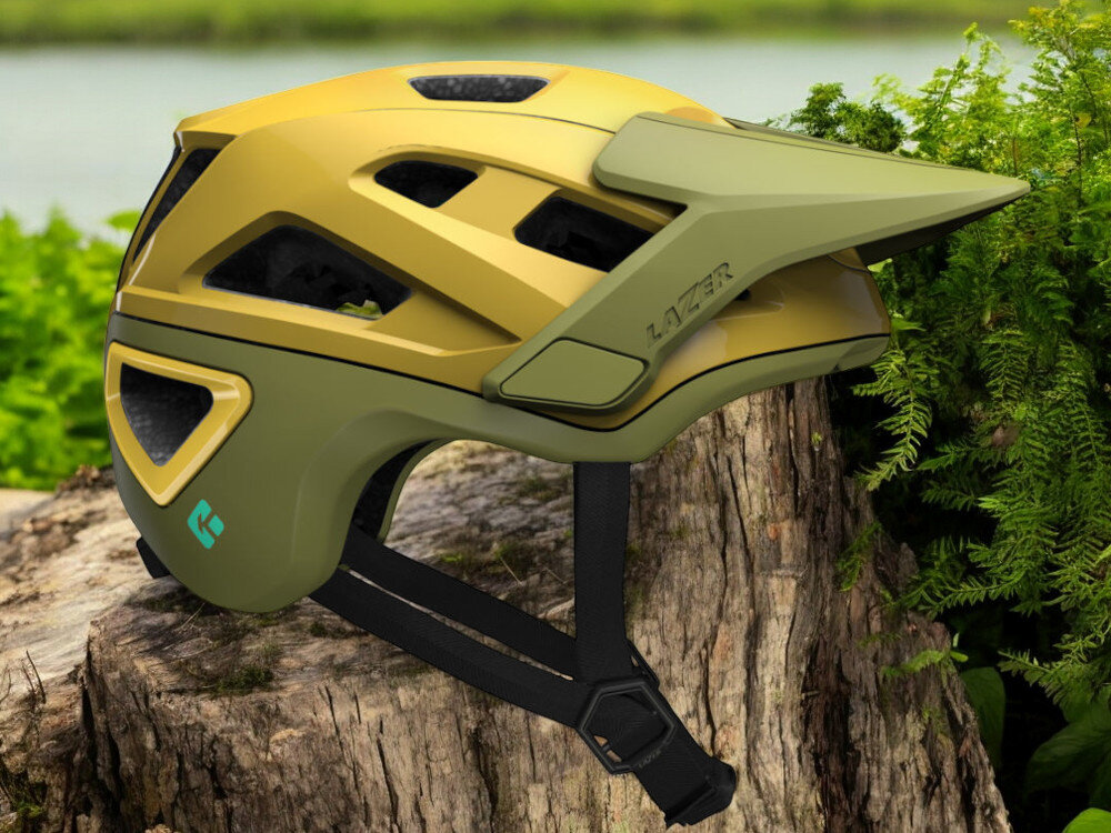 Kask rowerowy LAZER Jackal KinetiCore Złoto-zielony MTB (rozmiar M) osoba w założonym kasku na rowerze w górach