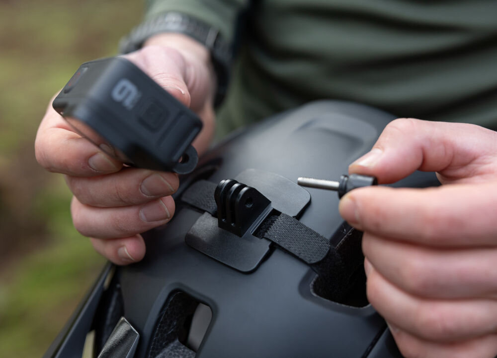 Kask rowerowy LAZER Jackal KinetiCore Czarny MTB (rozmiar M) uchwyt na kamerę sportową montaż kamery wbudowany uchwyt