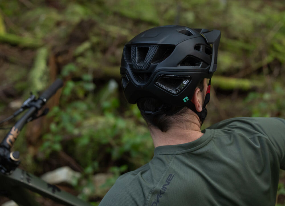 Kask rowerowy LAZER Jackal KinetiCore Piaskowy MTB (rozmiar M) system regulacji dopasowanie kasku regulowany kask